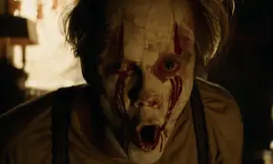 Przerażająca twarz klauna z krwawiącymi oczami, idealna do rankingu horror top 10.