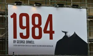 Plakat "1984" George'a Orwella. Sylwetka postaci z wyciętą twarzą, jakby Julia z 1984 roku straciła tożsamość.