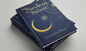 Stos książek "Siedem Sióstr" Lucindy Riley. Złoty księżyc i gwiazdy na granatowej okładce. Kolejność tomów jest ważna w tej serii.