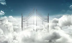 Otwarta, ozdobna brama na tle nieba i chmur, symbolizująca raj.