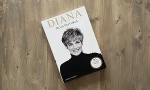 Okładka książki "Diana. Moja historia" z portretem księżnej Diany na drewnianym tle.