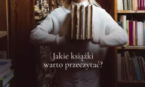 Kobieta w swetrze trzyma stos starych książek w bibliotece. Jakie książki warto przeczytać?
