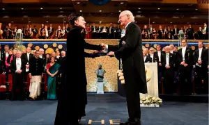 Olga Tokarczuk odbiera Nagrodę Nobla. Król Szwecji wręcza jej dyplom i medal.