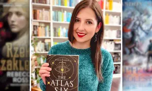 Kobieta w swetrze trzyma książkę "The Atlas Six", otoczona okładkami najlepszych serii fantasy.