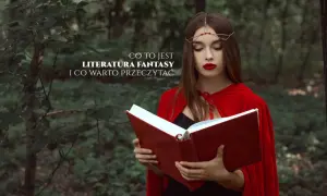 Młoda kobieta w czerwonym płaszczu czyta książkę w lesie. Odkryj ciekawe książki fantasy dla dorosłych i zanurz się w magiczny świat.