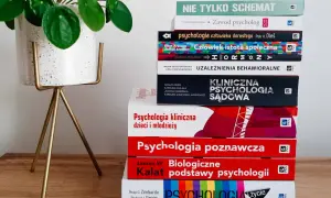 Stos książek o psychologii, w tym "Psychologia kliniczna dzieci i młodzieży" i "Psychologia poznawcza". To dobra książka psychologiczna dla każdego zainteresowanego tematem.