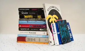 Stos książek z polskimi tytułami, w tym "Po co nam sztuka?" i "Dziwne dziewczyny".