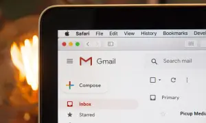 Ekran Gmail z przyciskiem "Compose". Pomyśl o odpowiednim zwrocie grzecznościowym w mailu po angielsku, by zacząć rozmowę.