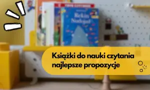 Kolorowa półka z książkami dla dzieci, w tym "Rekin Nudojad". To najlepsza książka do nauki czytania, pełna przygód.