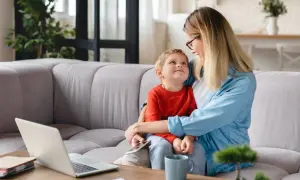 Mama czyta synkowi wiersz. Ich spojrzenia pełne miłości.
