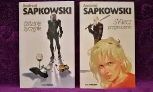 Okładki książek Andrzeja Sapkowskiego: "Ostatnie życzenie" z Geraltem i "Miecz przeznaczenia" z Ciri. To pierwsza część wiedźmina.