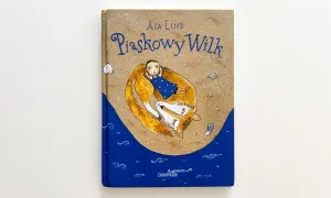 Okładka książki "Piaskowy Wilk" Åsy Lind. Dziewczynka w niebieskiej sukience przytula się do lisa na piasku.