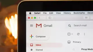 Ekran Gmail z przyciskiem "Compose". Pomyśl o odpowiednim zwrocie grzecznościowym w mailu po angielsku, by zacząć rozmowę.