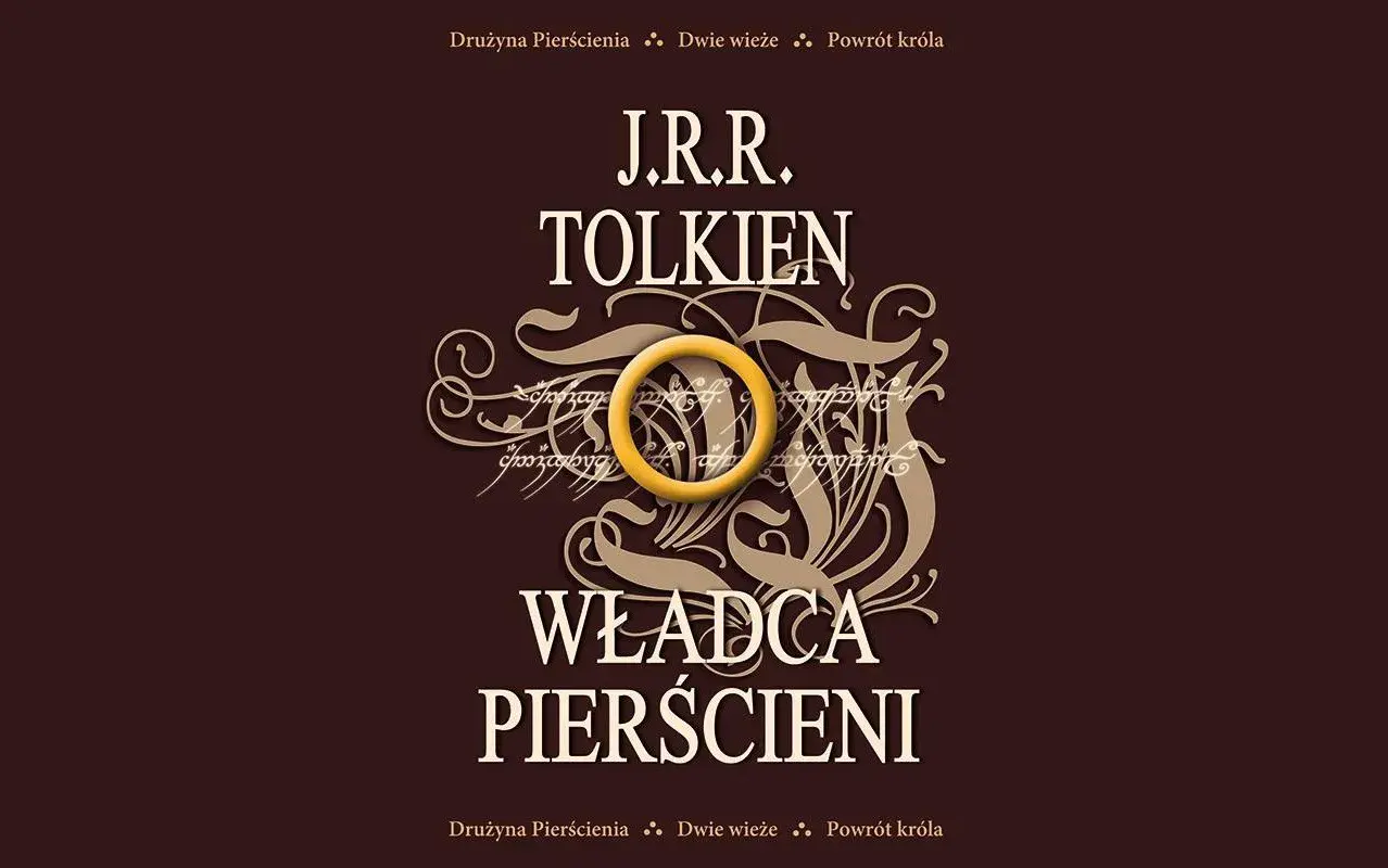 Okładka książki "Władca Pierścieni" J.R.R. Tolkiena z widocznym Pierścieniem i runami.