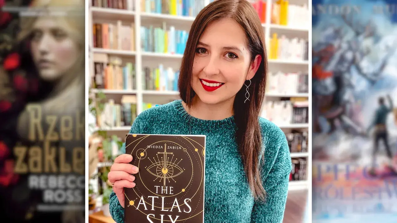 Kobieta w swetrze trzyma książkę "The Atlas Six", otoczona okładkami najlepszych serii fantasy.