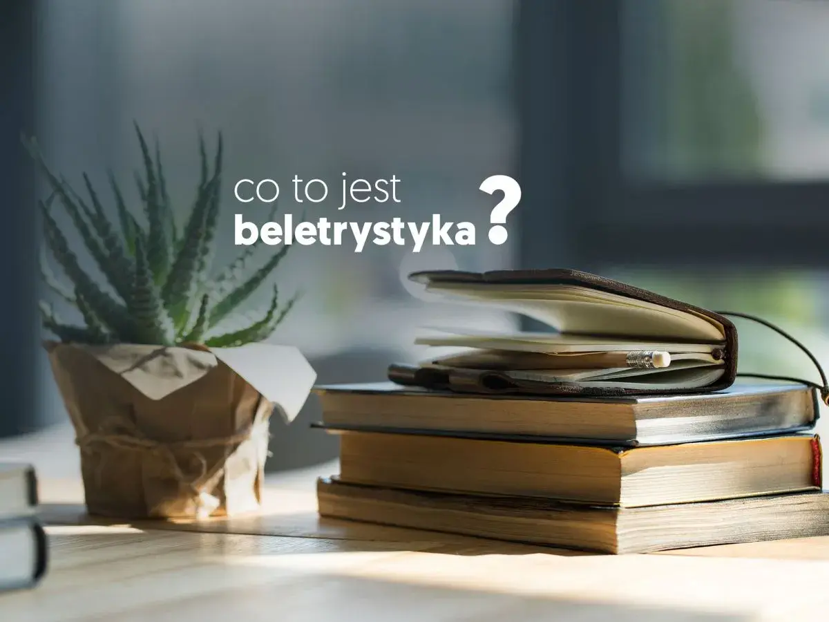 Co to jest beletrystyka? Stos książek i notes z ołówkiem, obok rośliny w doniczce.