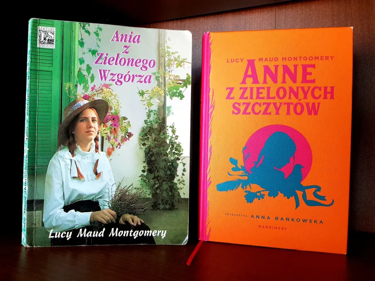 Dwie okładki książek "Ania z Zielonego Wzgórza" - jedna z portretem Ani, druga z ilustracją.