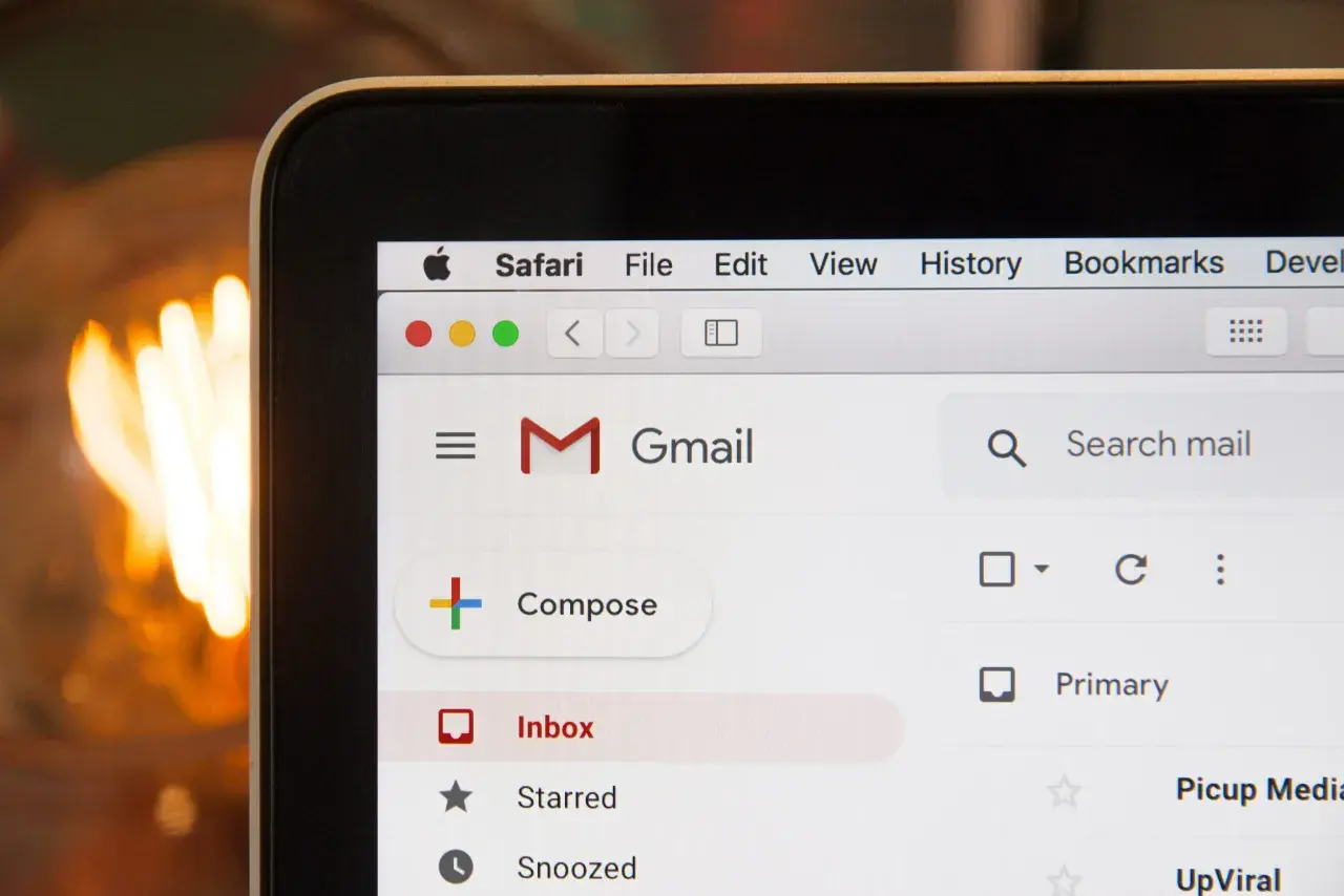 Ekran Gmail z przyciskiem "Compose". Pomyśl o odpowiednim zwrocie grzecznościowym w mailu po angielsku, by zacząć rozmowę.