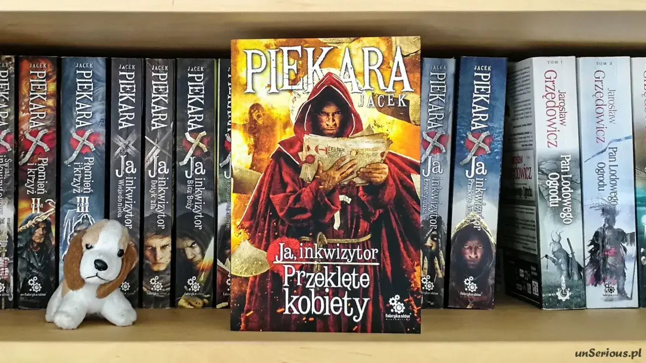 Okładka książki "Ja, inkwizytor. Przeklęte kobiety" Jacka Piekary na tle innych książek.