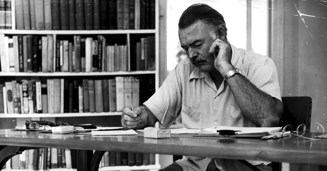 Ernest Hemingway pisze, myśląc o tym, komu bije dzwon. Streszczenie jego myśli widać w skupieniu na twarzy.