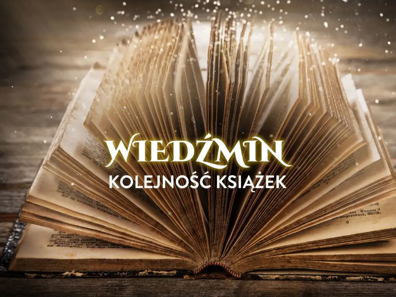 Otwarta, stara księga z widocznymi wszystkimi książkami Wiedźmin. Złote litery na okładce.