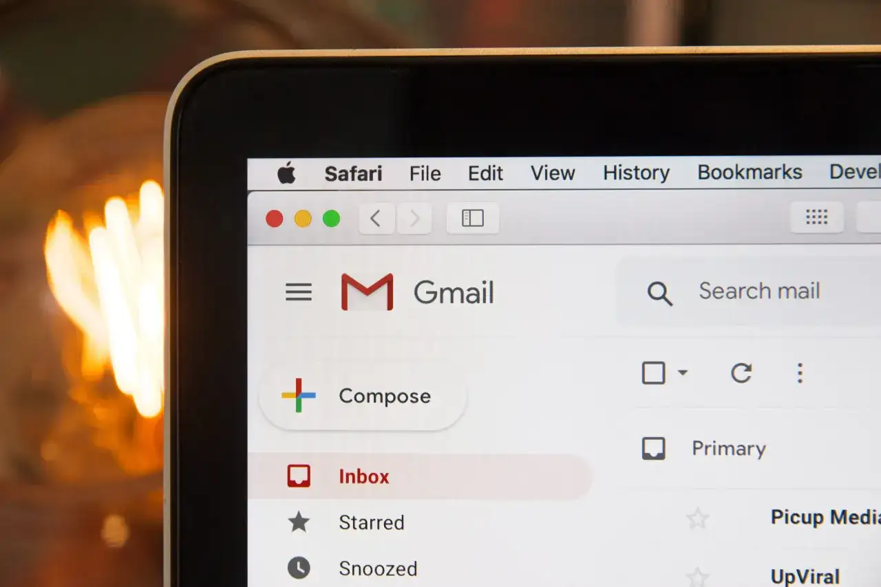 Ekran Gmail z przyciskiem "Compose". Pomyśl o odpowiednim zwrocie grzecznościowym w mailu po angielsku, by zacząć rozmowę.