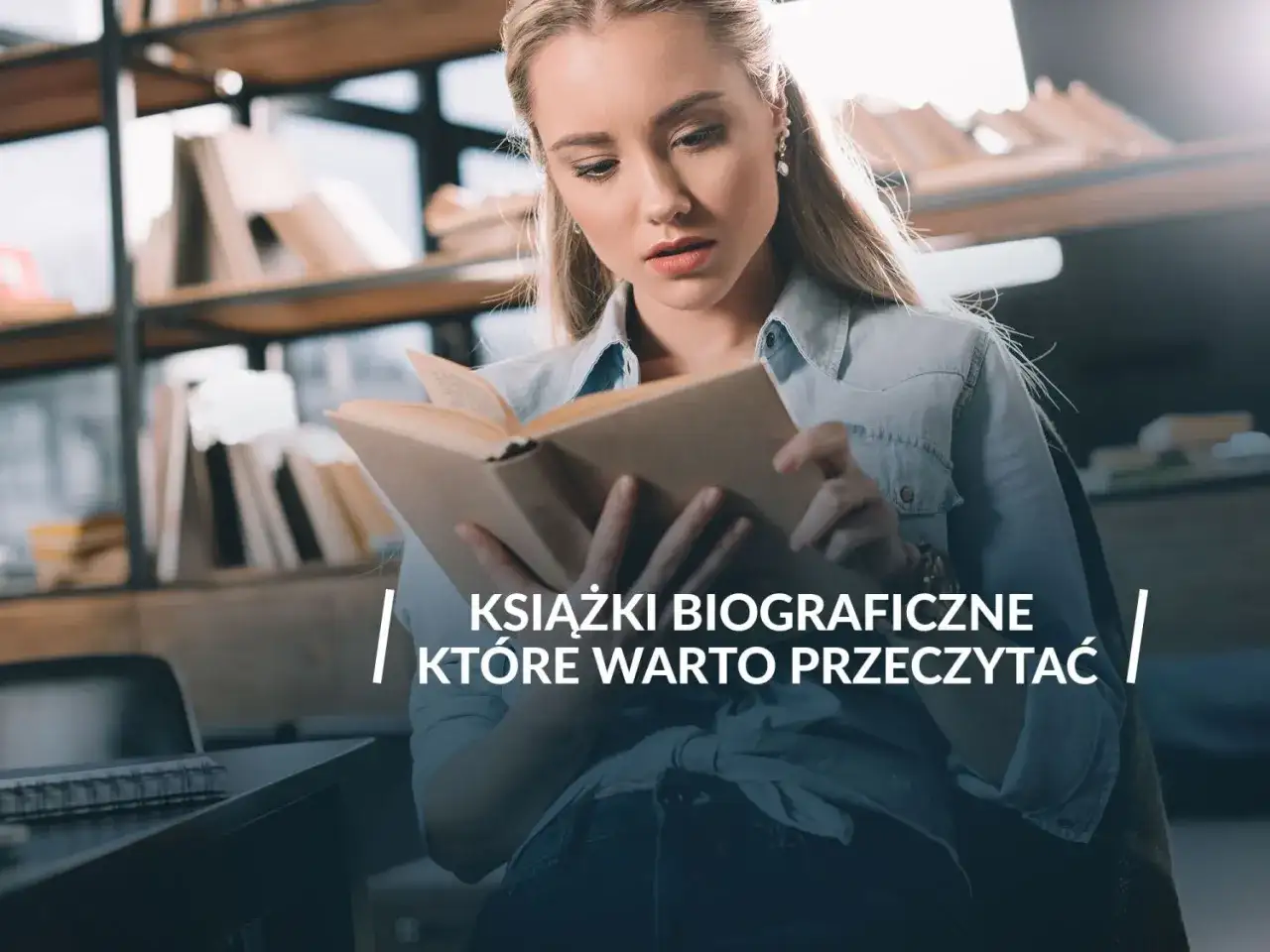 Młoda kobieta w okularach czyta książkę. Na półkach w tle widać wiele książek. Napis na zdjęciu: "Książki biograficzne, które warto przeczytać".