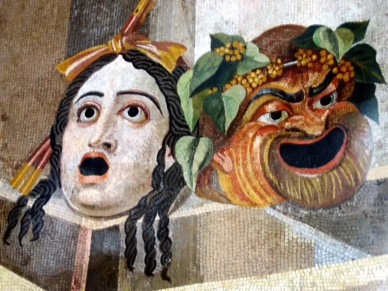 Antyczne maski teatralne: przerażona twarz i groteskowa, uśmiechnięta. Symbolizują co to tragizm i komizm w sztuce.