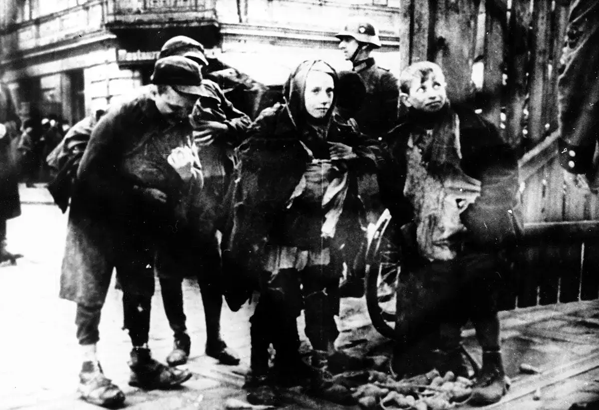 Dzieci w łachmanach, z wyrazem strachu na twarzach, w otoczeniu żołnierzy. To smutne streszczenie okrutnej rzeczywistości, jakby z archiwum czasu.