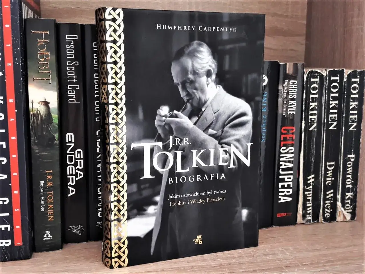 Biografie warte przeczytania: biografia J.R.R. Tolkiena, autora Hobbita i Władcy Pierścieni, obok innych książek z tego świata.
