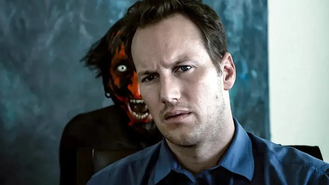 Mężczyzna z przerażeniem patrzy w obiektyw, podczas gdy za nim czai się demon. Klasyka gatunku horror top 10.