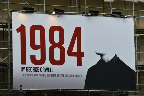 Plakat "1984" George'a Orwella. Sylwetka postaci z wyciętą twarzą, jakby Julia z 1984 roku straciła tożsamość.