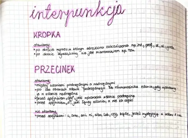 Ręcznie pisane notatki o interpunkcji: kropka i przecinek.