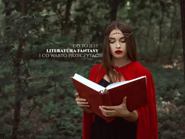 Młoda kobieta w czerwonym płaszczu czyta książkę w lesie. Odkryj ciekawe książki fantasy dla dorosłych i zanurz się w magiczny świat.
